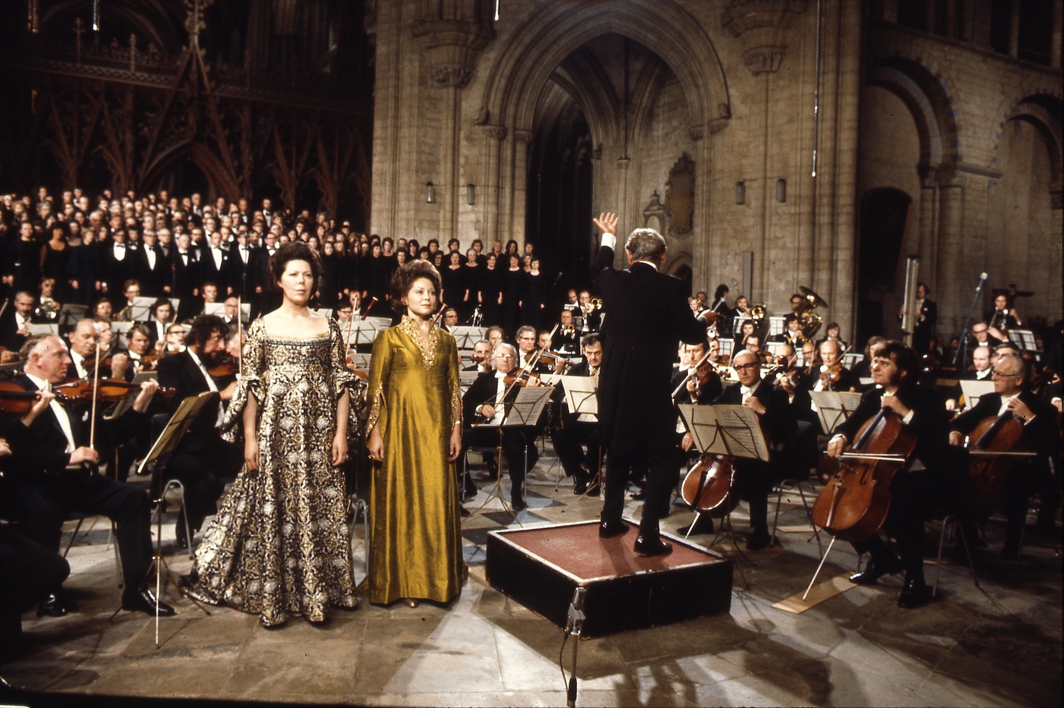 Mahler in Ely Cathedral - (from l. to r.) Janet Baker, Sheila Armstrong, Leonard Bernstein, LSO and Edinburgh Festival Chorus