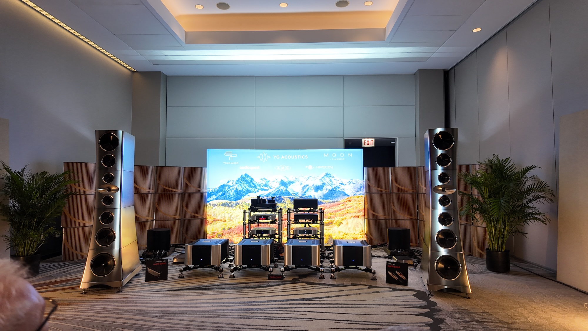 The YG Acoustics, Moon room