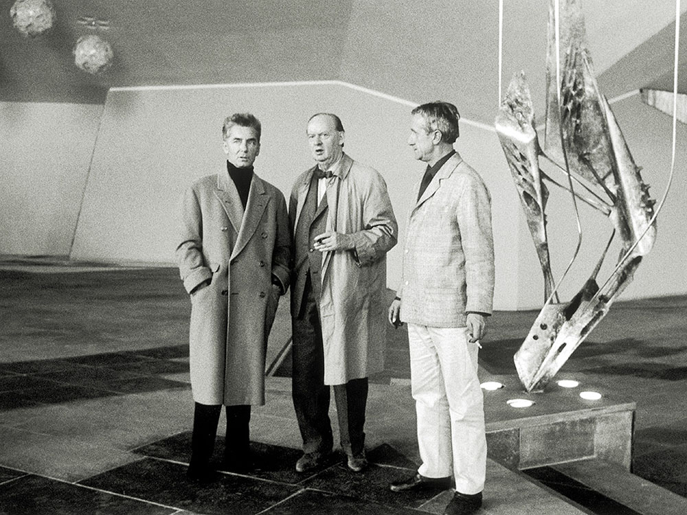 Karajan (l.) with architect Hans Scharoun and sculptor Bernhard Heiliger (r.) in the foyer of the Philharmonie in 1963 (Photo: Landesarchiv Berlin)