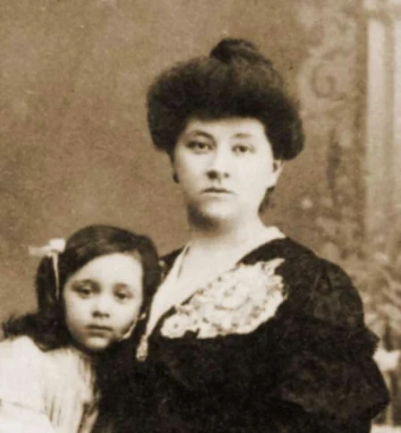 Mathilde Schoenberg with their daughter Gertrud