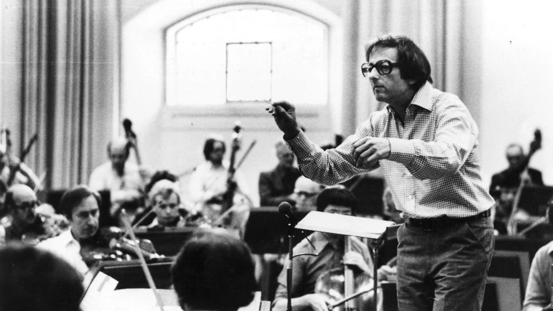 Andr&eacute; Previn in rehearsal with the LSO